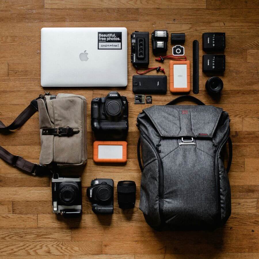 Appareil photo, ordinateur portable et accessoires utilisés pour créer du contenu en voyage